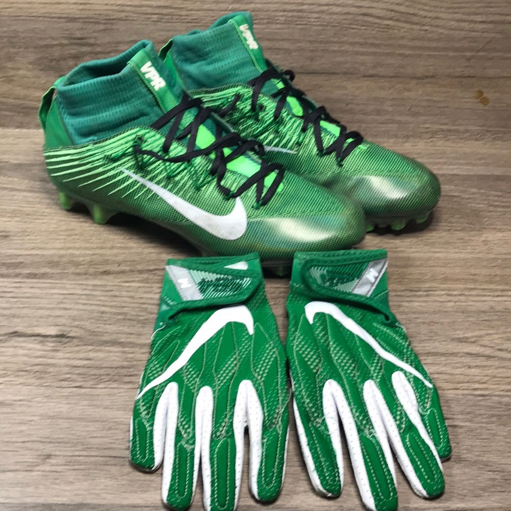 NIKE football cleats VPR sz 10 w/matching gloves both used in good condition